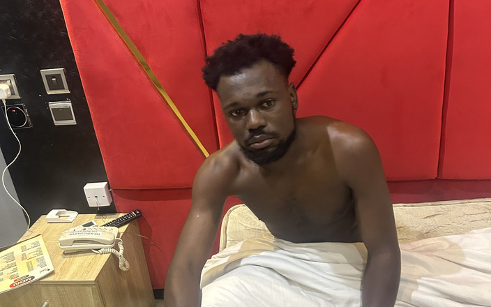 Masknaija: Un scurt Holliday cu fratele meu vitreg