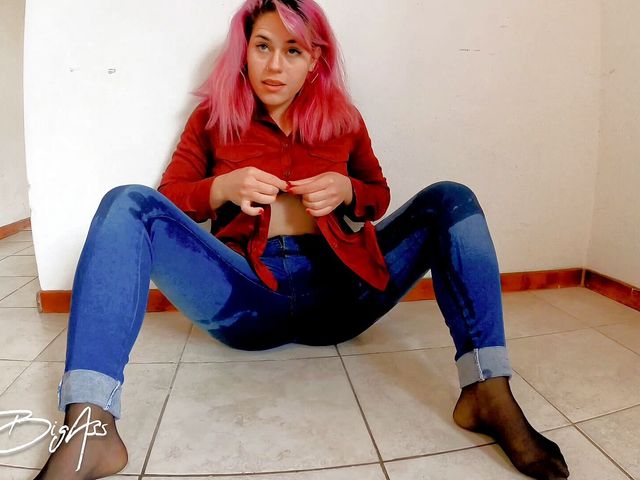 Pee and piss in my body and pant (April Bigass)