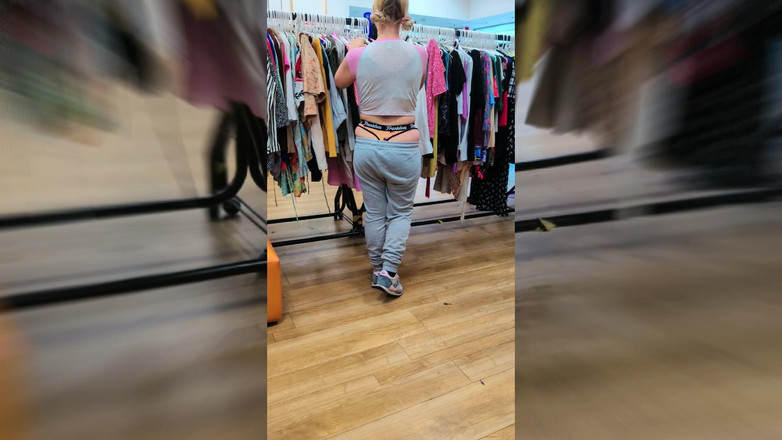 JessieHH: 買い物中にこっそり覗いていたのを見つけました