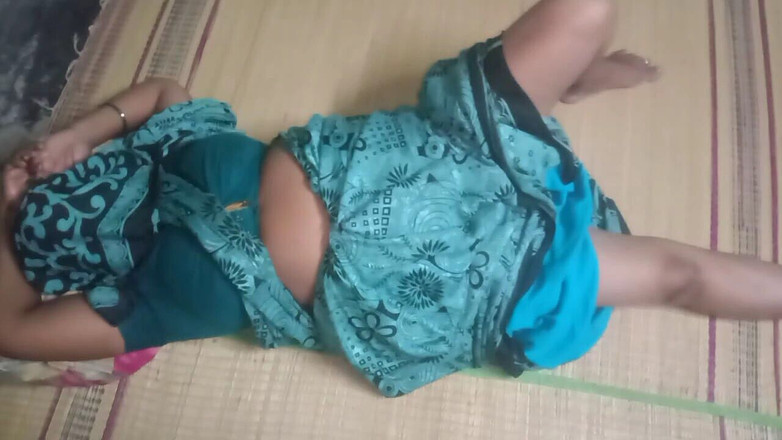 Priyanka314: Indická desi manželka hardcore šukání vesnické tetičky