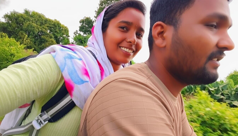 Premi pooja: デジ カレッジ バビ ホット おっぱい しゃぶり - 見知らぬ女の子が私の自転車を止め、私は彼女を自転車に乗せて家に連れて行き、彼女のおっぱいにキスします