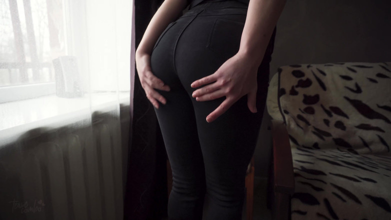 Teasecombo 4K: Sexy MILF In Tight Black Jeans Flashing White Thong Whale...