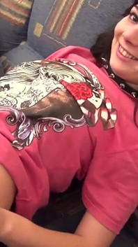 Emo emily lagi asik muasin memek sempitnya pakai dildo ukuran XL