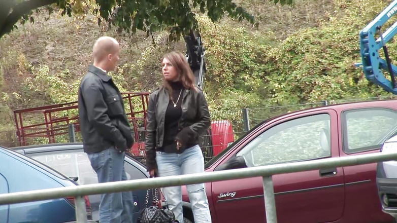 German amateur couples: ドイツからの曲線美の赤ん坊は屋外の弄が大好き