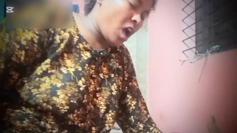 Riyamoni: Я занимается сексом с пасынем. Я лежу на кровати, она сидела на мне и начала сосать мое толстушку