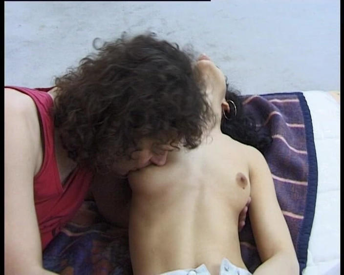 YOUR FIRST PORN: Pasangan amatur di rumah