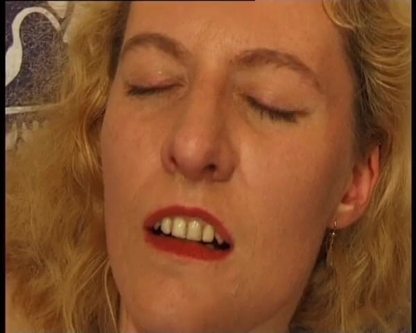 YOUR FIRST PORN: Reife Hausfrau Lisa Ist Notgeil. Analdidospass und Kugeln - zralá žena v...