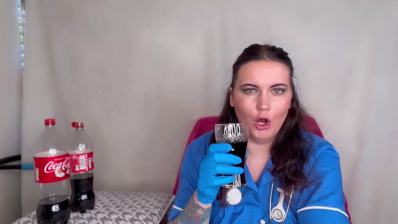 MissFFW: İki kadın bir hemşire ateşli bir şekilde içiyor ve geğiriyor