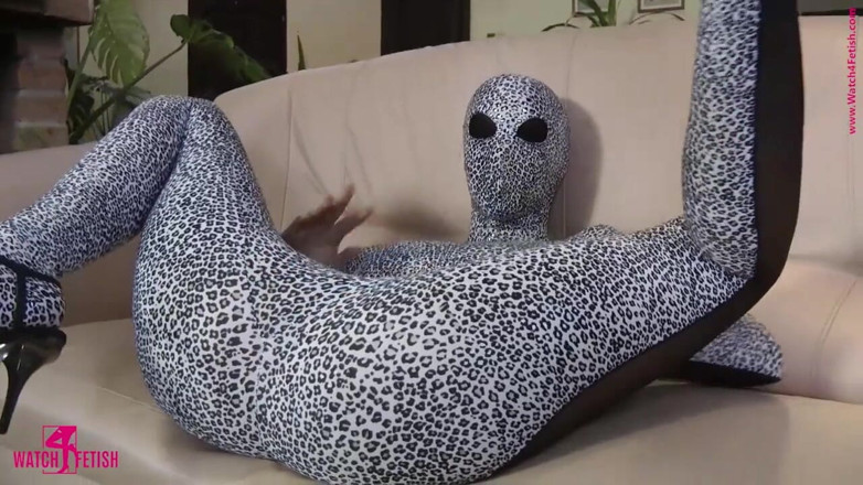 ZentaiDolls: Great strip in a zentai catsuit