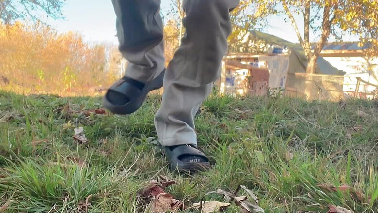 sweethanajapanese: Вона відкриває волохату пизду в машині, а потім виходьте на вулицю, мочиться