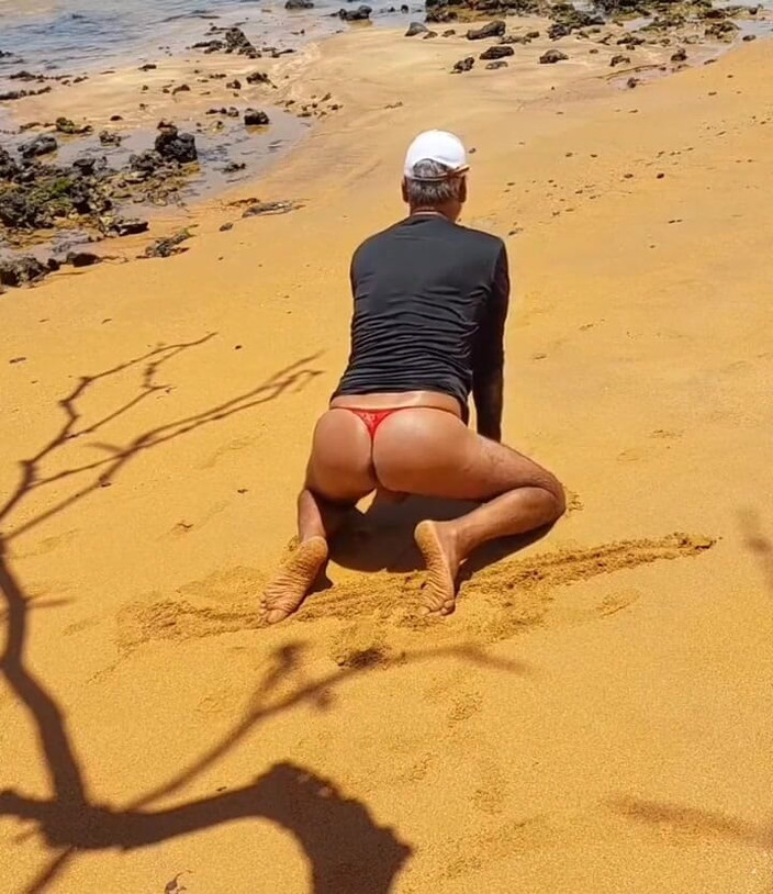 Ladysilvas: Ladysilva mostrando sua bunda quente de calcinha na praia