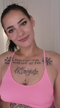 Tatuada meia-irmã fode todos os seus buracos apertados