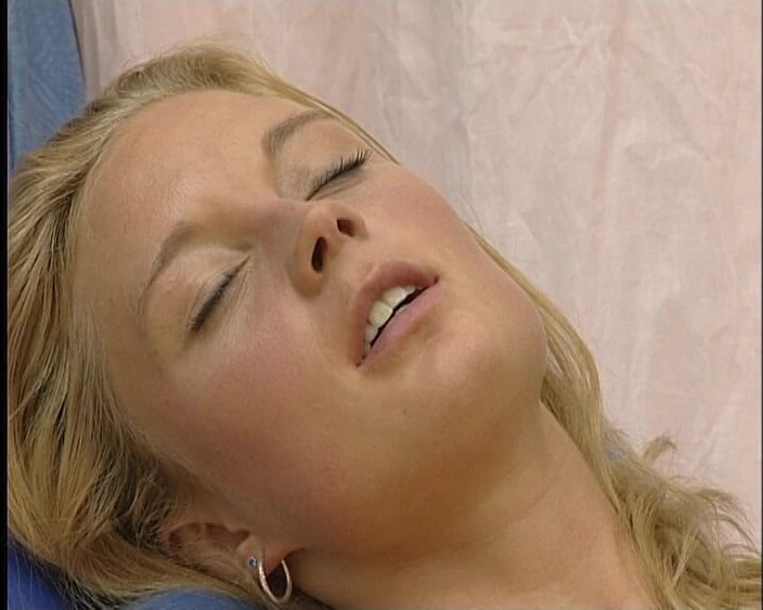 YOUR FIRST PORN: Vanessa &amp; Tina Lesbische Freundinnen Haben Spass. Vanessa &amp; Tina lesbische vrienden...