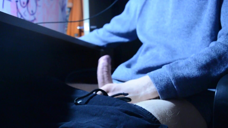 Vinn th20: I masturbate dick while the girl is at work.