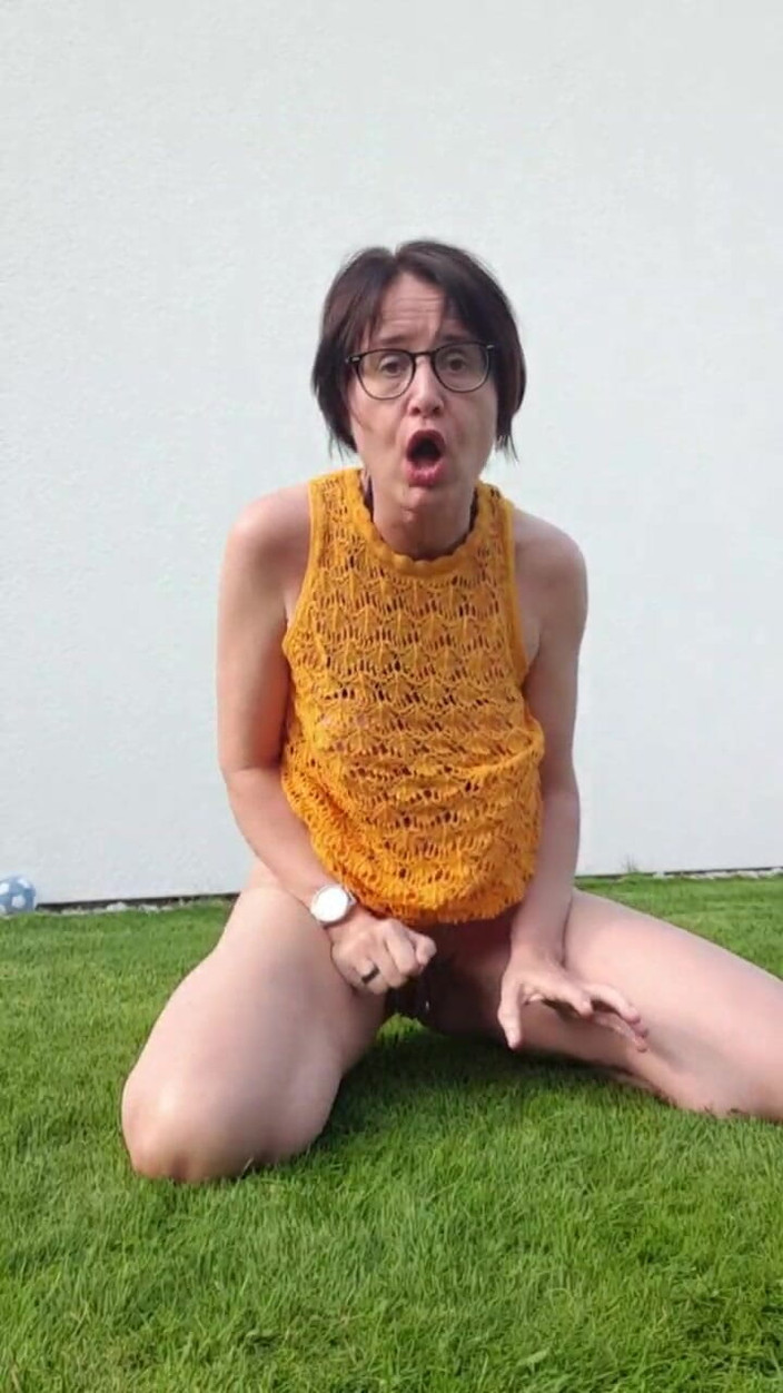 JulieEroticDress: Squirt nudo all'aperto