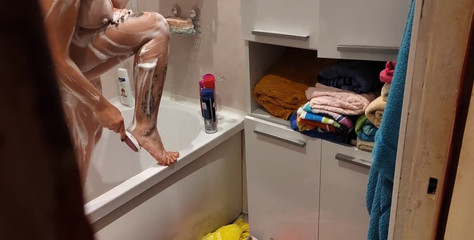 Emma_Alex: Ho beccato la mia sorellastra in bagno