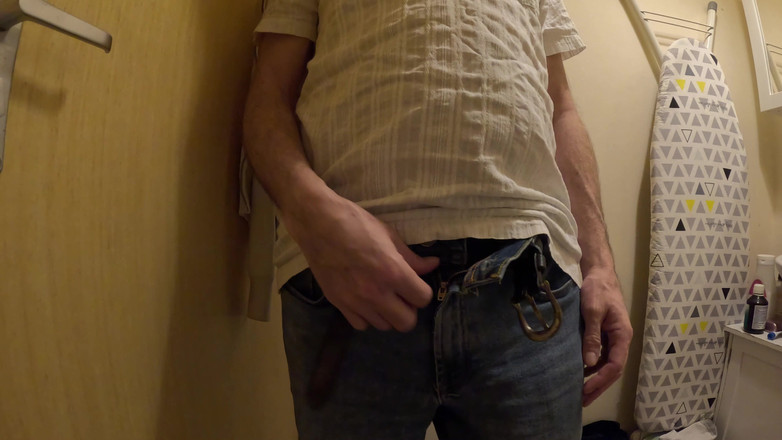 Rockardglans: 大きな未割礼のペニスがバスルームで近くでオナニーし、射精している