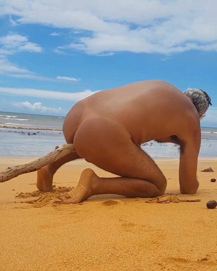 Ladysilvas: Ladysilva在海滩上裸体自慰，鸡巴插在她热辣的屁股上