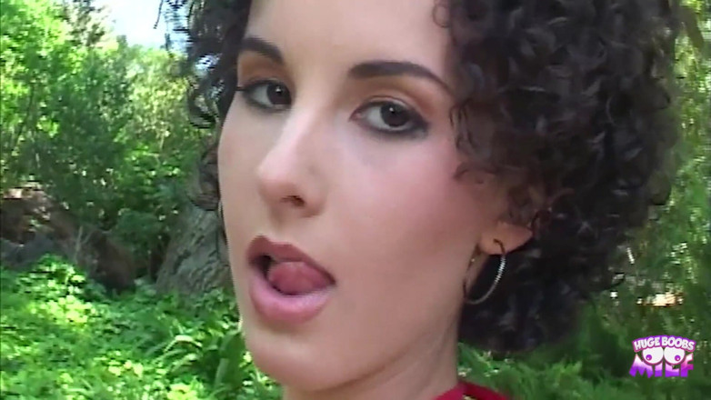 Huge Boobs MILF: Una ragazza magra mostra a suo marito quanto sessualmente avventurosa...
