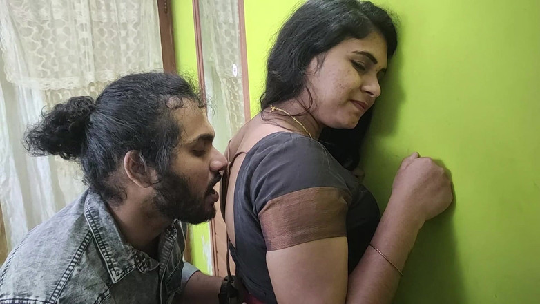 Vaigavarun45: Sharun Raj'ın sari içinde vaishnavy göt yalama, mallu çift ateşli sari...