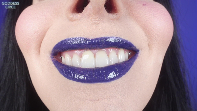 Goddess Circe: Süchtig nach meiner Schönheit – Zigarre und blauer Lippenstift