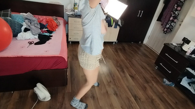 Mirsur: 집에서 알몸으로 집안일을 하는 섹시한 갈색 머리