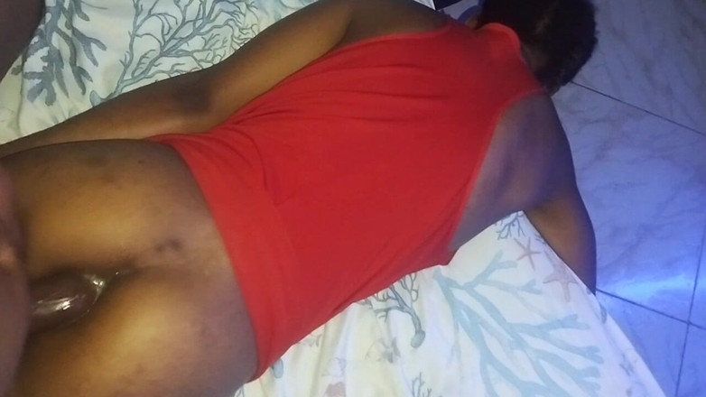 Skyy: 哦不！！继父拉我的内裤并操我的屁股！第一次痛苦