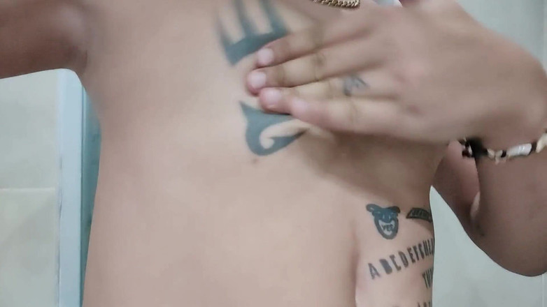 Idmir Sugary: 展示纹身的乳房和穿孔的乳头 - 挤压和抚摸乳房 - 奶子玩