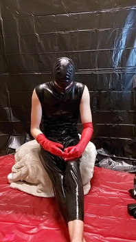 Costum de latex și mănuși roșii din latex