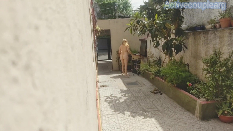 Activecouplearg: Вуайерист, сосед голая в коридоре, и они наблюдают за ней с улицы