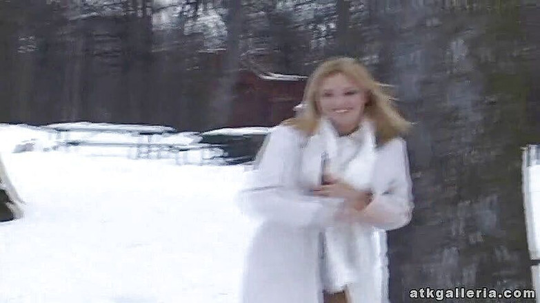 ATK Solo: Crissy masturbuje v autě