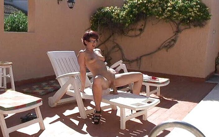 Popp Sylvie: Outdoor dildo fuck at the hotel pool full naked!