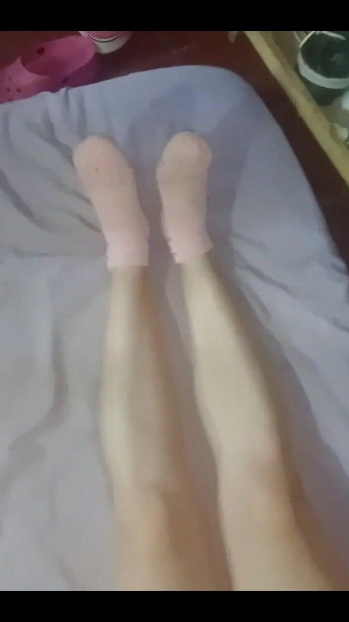 Fitcure1: Medi zeigt ihre füße in kurzen socken und ihren schwanz