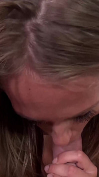 Ivana Sugar liże jej owłosione cipki soki z grubego kutasa w POV - Niemoralny POV 4K