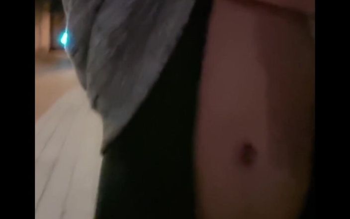 kinkygaynudist: Nahá procházka (čůrák ven)