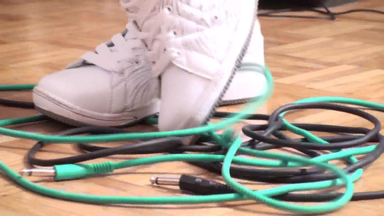Foot Girls: Crushing cables is always fun