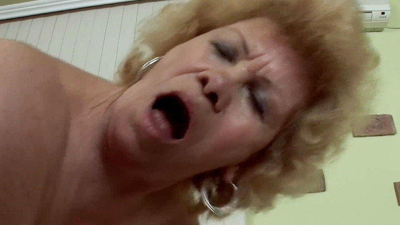 Mature Climax - 100% Mature Videos: Блондинка зріла повія любить жорсткий трах