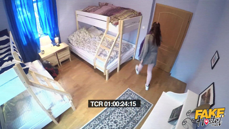 Fake Hostel: 가짜 호스텔 - 침대에서 집주인과 대결하는 젖은 갈색 머리 Scyley Jam