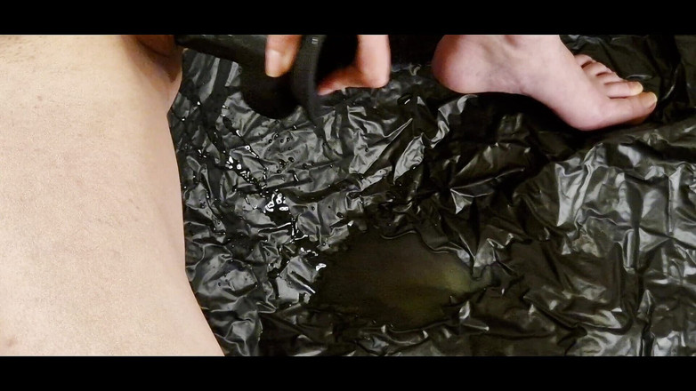 ouleslie: Aku muasin diriku sendiri pakai dildo ukuran kontol raksasa pria...