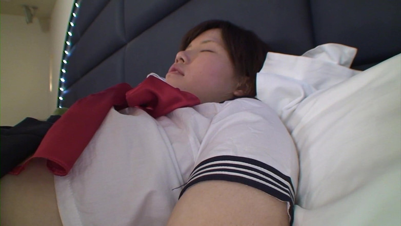 Japan Lust: Oblečená ve vysokoškolské uniformě, aby mu ztvrdl penis