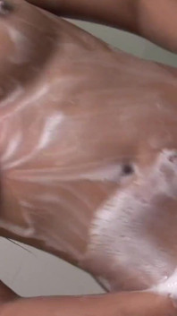 Špinavá asijská děvka tranny ploy je očištěna během sexy sprchy