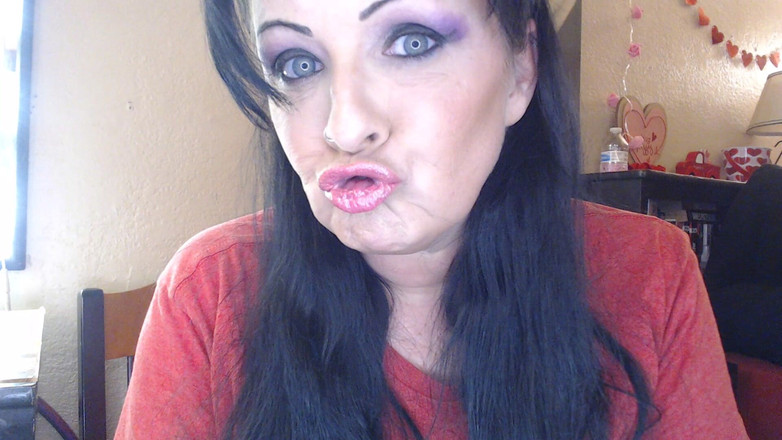 Abby Anna: Grandes lábios brilhantes com brilho labial cheirando