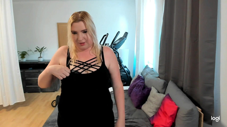 HotLeyla86: Horny sweaty cheese feet for you, part 2
