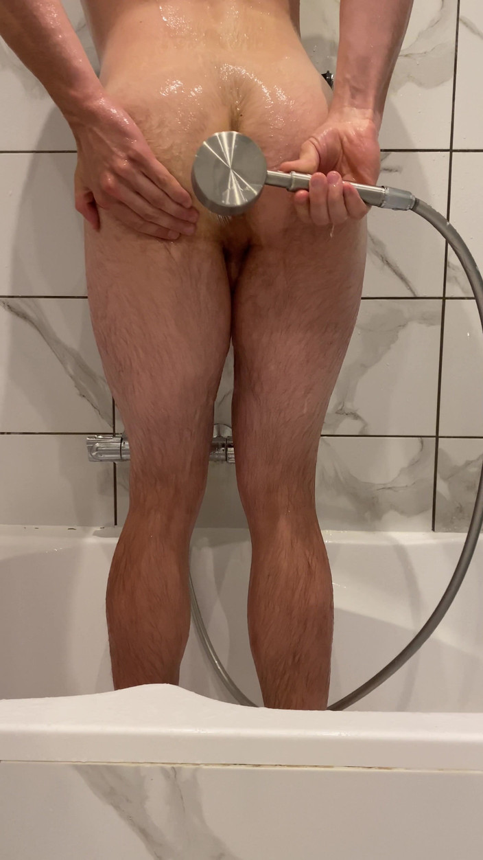 1TeddyBear1: Pagi hari tiba saat air menetes dari tubuh bugilku...