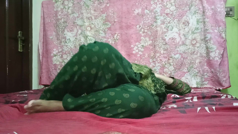 Sairaxsaim: Fată solo pakistaneză Sairaxsaim futând cu degetul pizda umedă Singură...