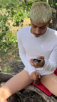 Twink prins masturbând o pulă mare necircumcisă cu o șarjă uriașă de spermă