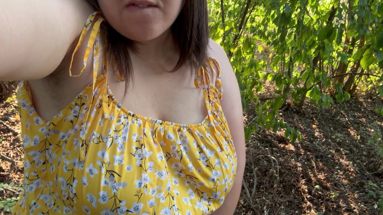 Milky Mari: Děvka milf ukazuje svou chlupatou kundičku venku a masturbuje k...