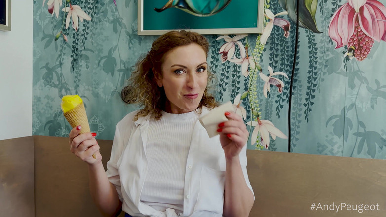 Andy Peugeot: MILF panas Julia North sukakan ais krim dan menghisap batang