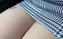Lady Oups exhib &amp; slave stepmom: Il exhibe ses seins dans une voiture dans une micro-robe...