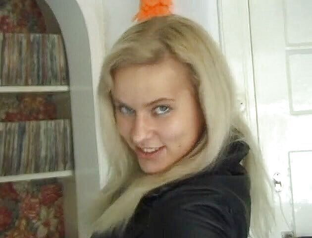 Flash Model Amateurs: 可爱的女孩展示她的阴户